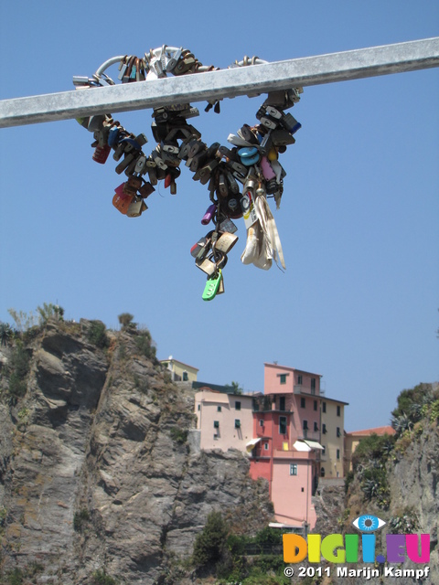 SX19560 Heart locks at Manarola, Cinque Terre, Italy